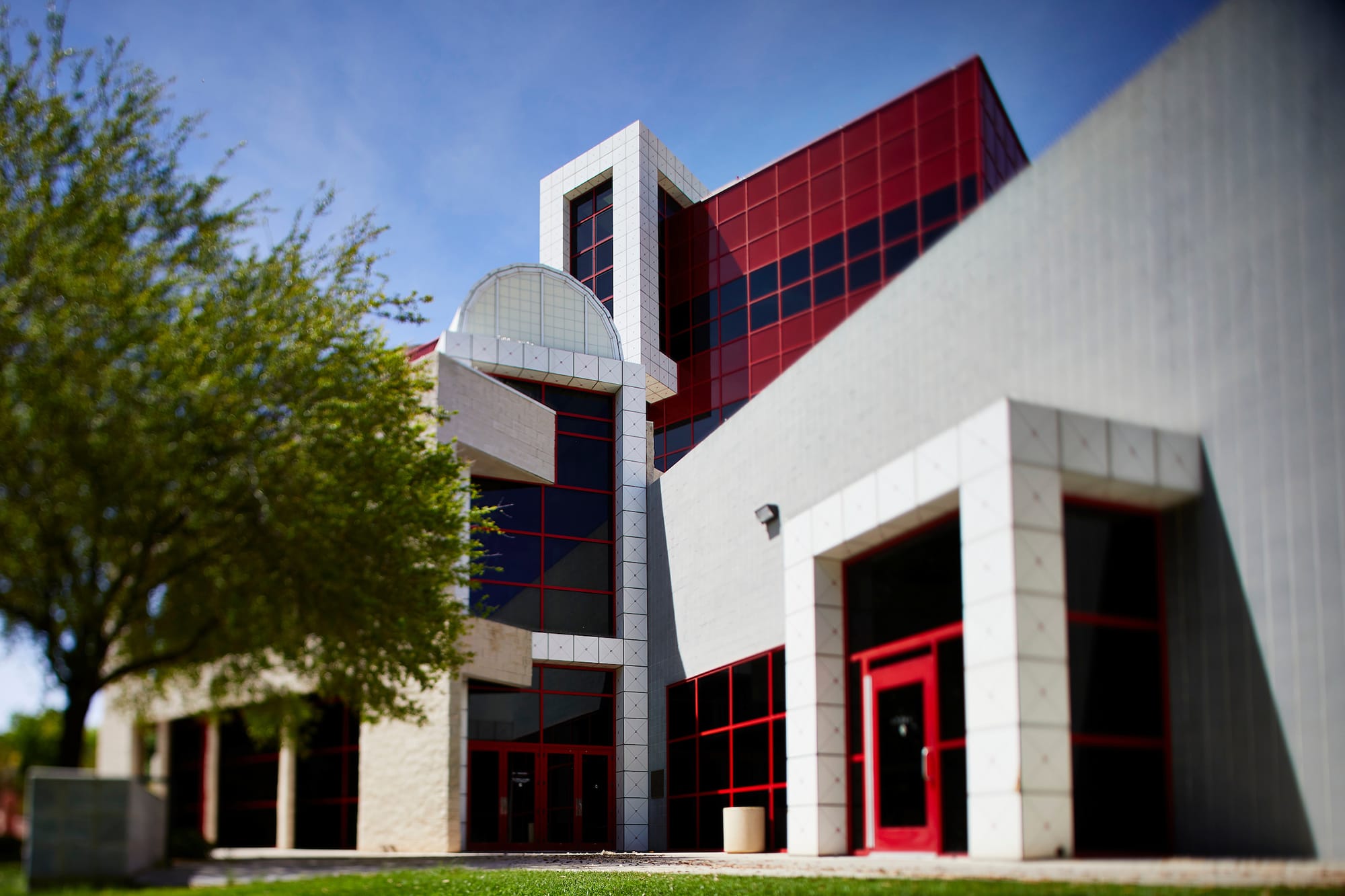 Exterior of the Bigelow Health Sciences building